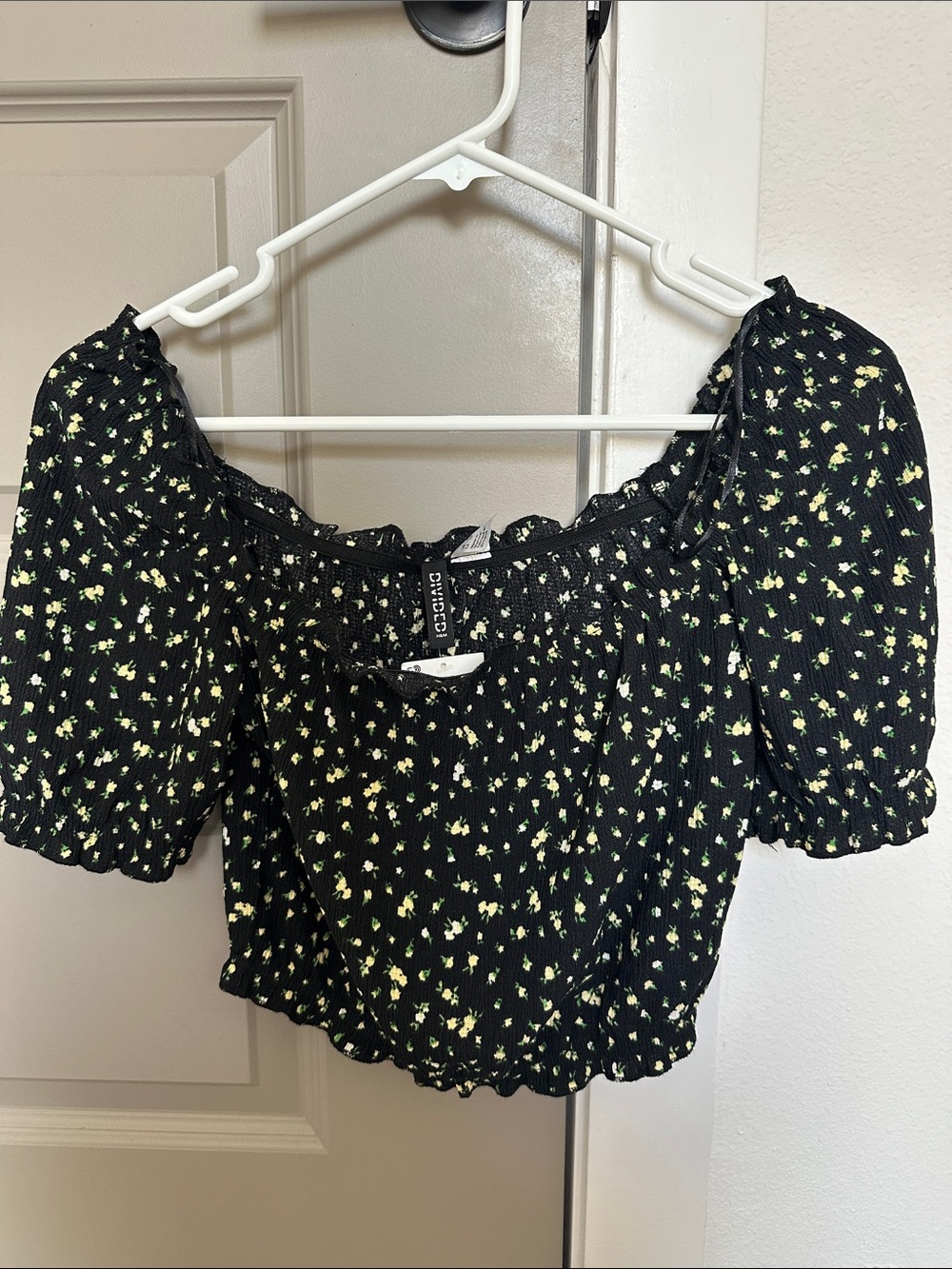 H&M Divided Floral Black Cropped Puff-Sleeve Top (NWT)